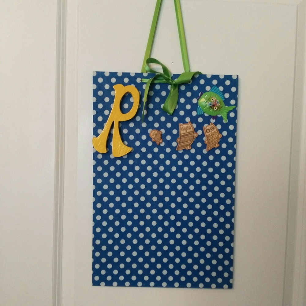 Magnetic hanging display board